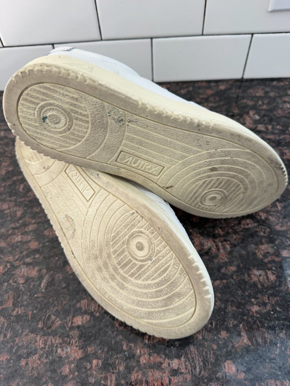 Like New Autry Women's Medalist Low Top Sneakers White Size 40 - Picture 4 of 5